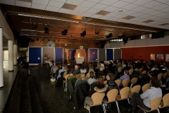 01-Stube-plus-Publikum